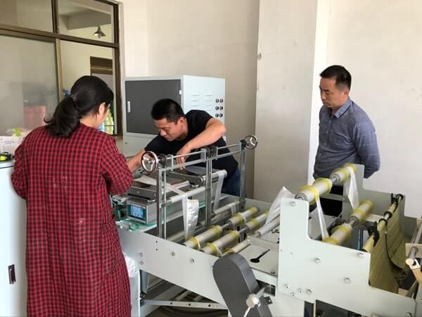 Khách hàng đặt mua máy làm túi cuộn tám cuộn trong triển lãm nhựa Tongcheng